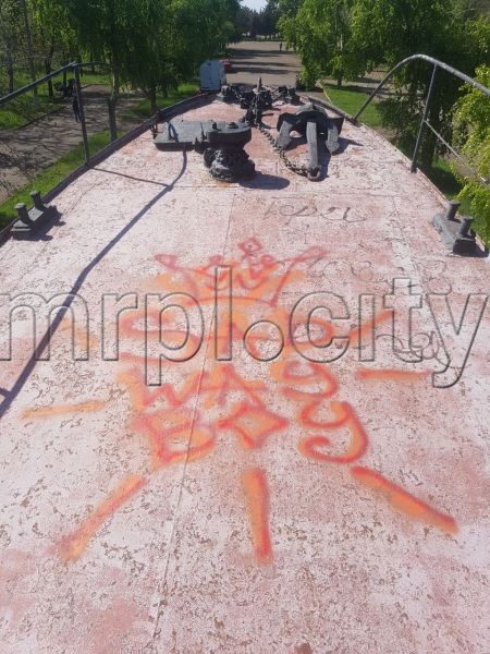С мариупольского памятника морякам-десантникам убрали послания граффитчиков