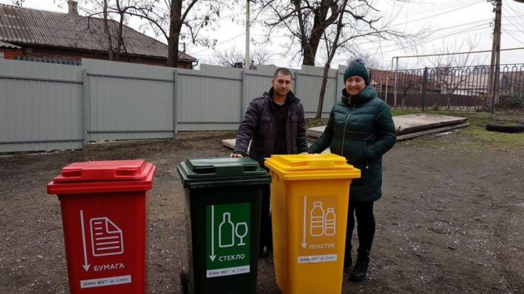 В Мариуполе устанавливают баки для раздельного сбора мусора (ФОТО)