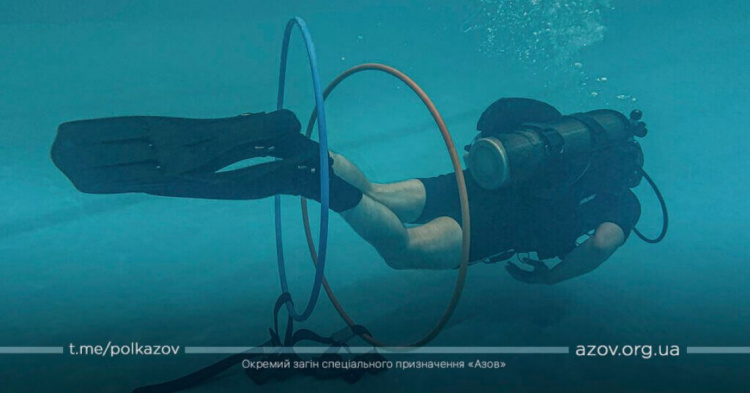 В Мариуполе полк «Азов» и морская охрана «минируют» сооружения под водой