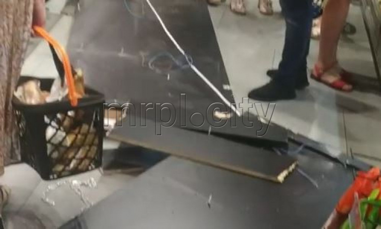 В мариупольском супермаркете обвалился потолок: пострадали две покупательницы