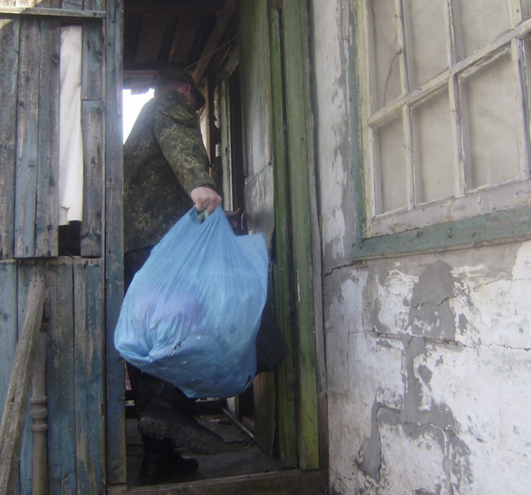 Мариупольские полицейские подарили бедной семье вещи, продукты и игрушки