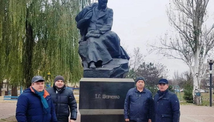 В Мариуполе чиновники высадили саженцы-наследники дуба Шевченко (ФОТО)