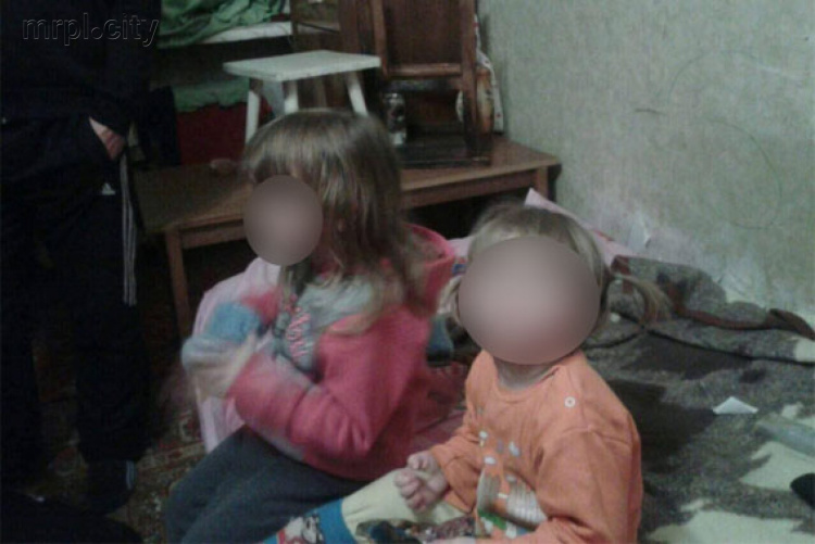 Донетчина. У разыскиваемой за убийство матери забрали детей, гулявших раздетыми по морозу (ФОТО)