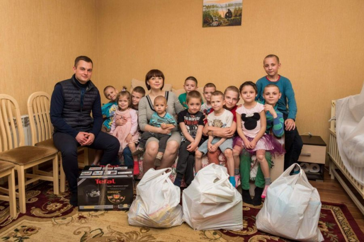 В Мариуполе детский дом семейного типа получил подарки от Вадима Новинского