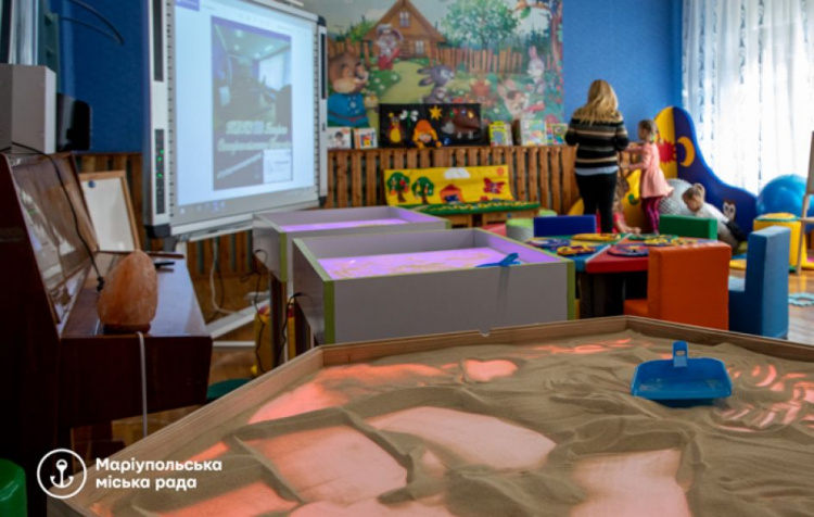 Лечебная соль, интерактивная доска и песочная терапия: в Мариуполе открылась сенсорная комната для детей