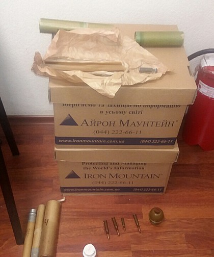 Граната, порох, наркотики: на почте в Мариуполе засекли взрывоопасную посылку