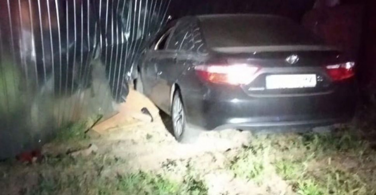 В Мариуполе водитель, убегая от полиции, протаранил забор