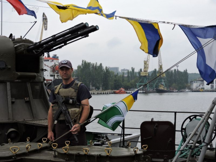 Украинский Мариуполь украшен национальными флагами (ФОТОФАКТ)