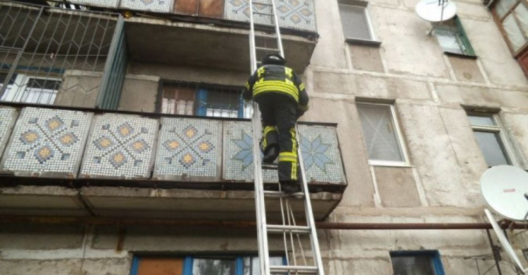 В Мариуполе 9-летняя девочка попала в ловушку в запертой квартире