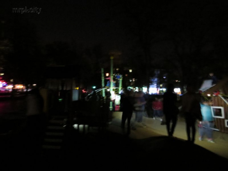 Внезапный мрак не смог изгнать мариупольцев из Театрального сквера (ФОТО+ВИДЕО)