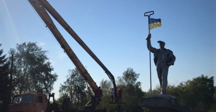 Мариупольский Сталевар встречает гостей города с высоко поднятым флагом Украины
