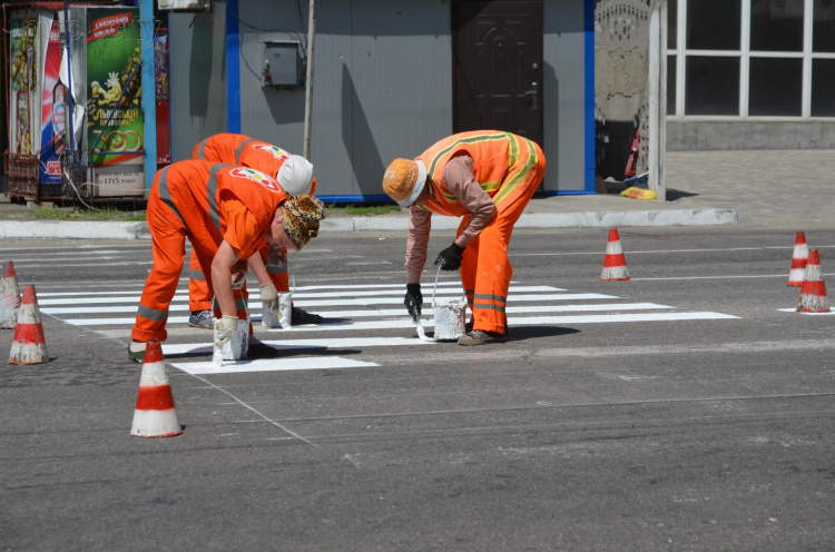 Для разметки дорог в Мариуполе приобрели 34 тонны краски (ФОТО)