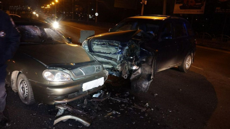 В Мариуполе столкнулись два автомобиля: есть пострадавшие (ФОТО)