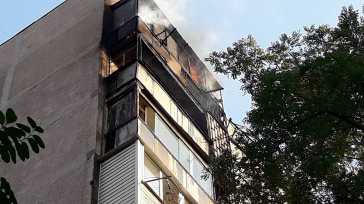 В Мариуполе пламя охватило многоэтажный дом, горят две квартиры (ВИДЕО)