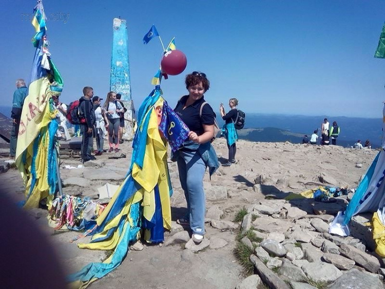 Флаг мариупольского фестиваля украсил самую высокую точку Украины (ФОТОФАКТ)