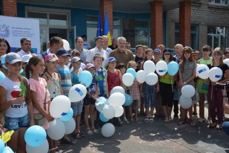 Школу в прифронтовом поселке под Мариуполем посетил вице-президент ЕС (ФОТО)
