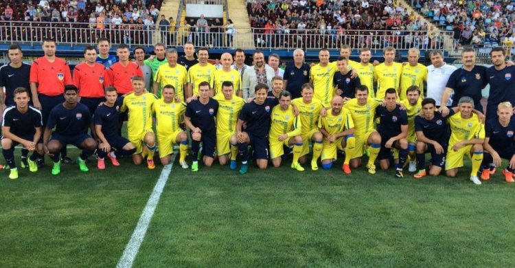 На поле вышли команда «Мариуполь» и сборная легенд, чтобы провести матч вечной памяти (ФОТО+ВИДЕО)