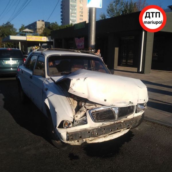 Авария в Мариуполе на перекрестке со сломанным светофором: пострадавшие в больнице
