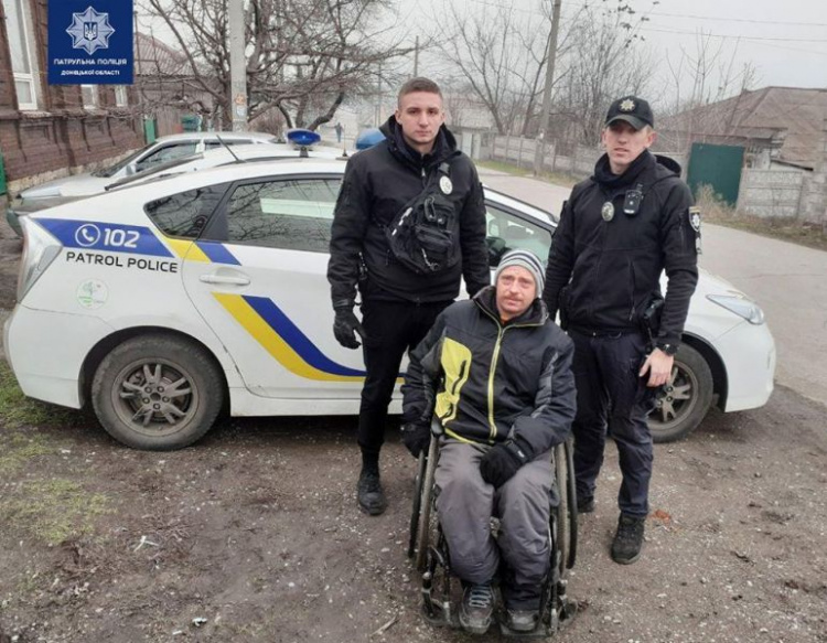 Патрульные нашли вора, помогая мариупольцу с инвалидностью (ФОТО)