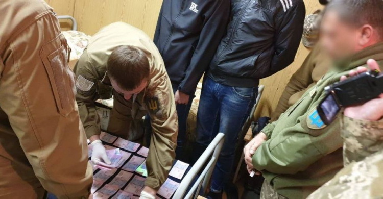  На Донбассе прокуроры с СБУ на горячем взяли заместителя командира воинской части (ФОТО)