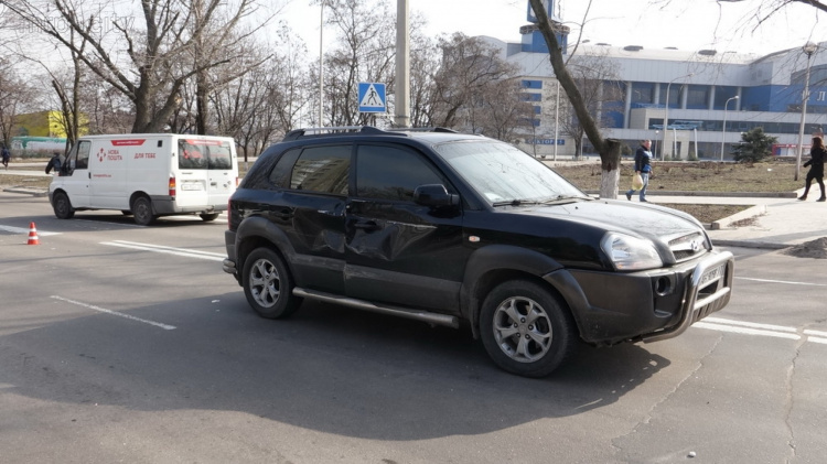 На проспекте Нахимова автомобиль ОБСЕ столкнулся с 