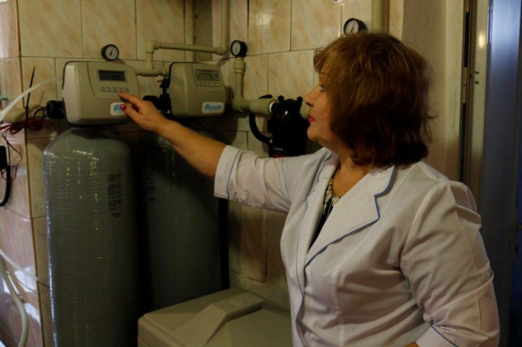 Мариупольские металлурги установили в интернате четырехступенчатую систему очистки воды (ФОТО)