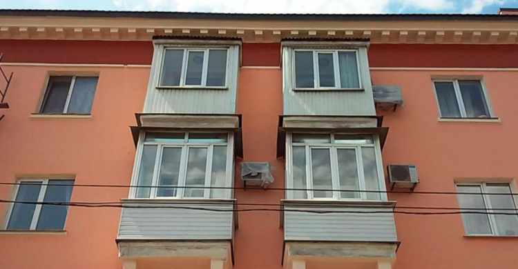 В центре Мариуполя с фасадов домов не смогут убрать кондиционеры (ФОТО)