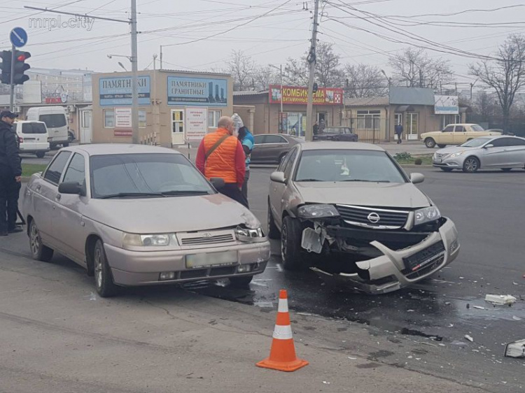 ВАЗ и Nissan не поделили перекресток в Мариуполе (ФОТО)