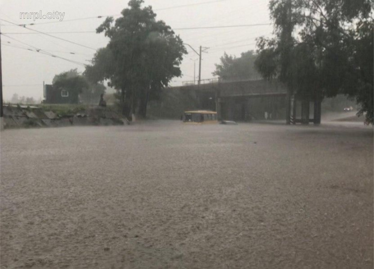 В Мариуполе разбушевалась стихия: улицы города подтоплены, дождь идет даже в супермаркетах (ФОТО+ВИДЕО)