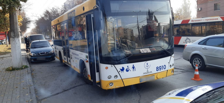 В Мариуполе коммунальный автобус врезался в припаркованный автомобиль (ФОТО)