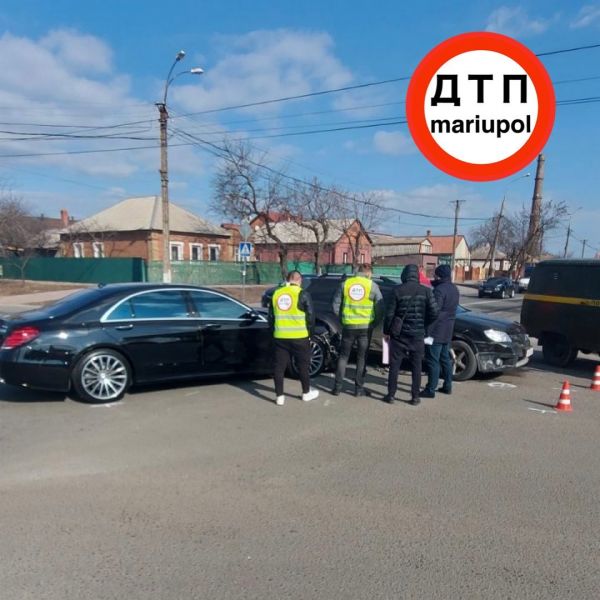 Авария в Мариуполе: на перекрестке столкнулись три автомобиля