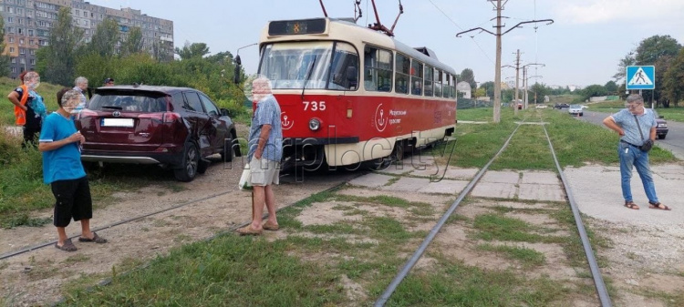 В Мариуполе легковушка «остановила» трамвай, рядом разбились еще три автомобиля (ДОПОЛНЕНО)