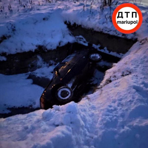 В Мариуполе автомобиль занесло в канаву