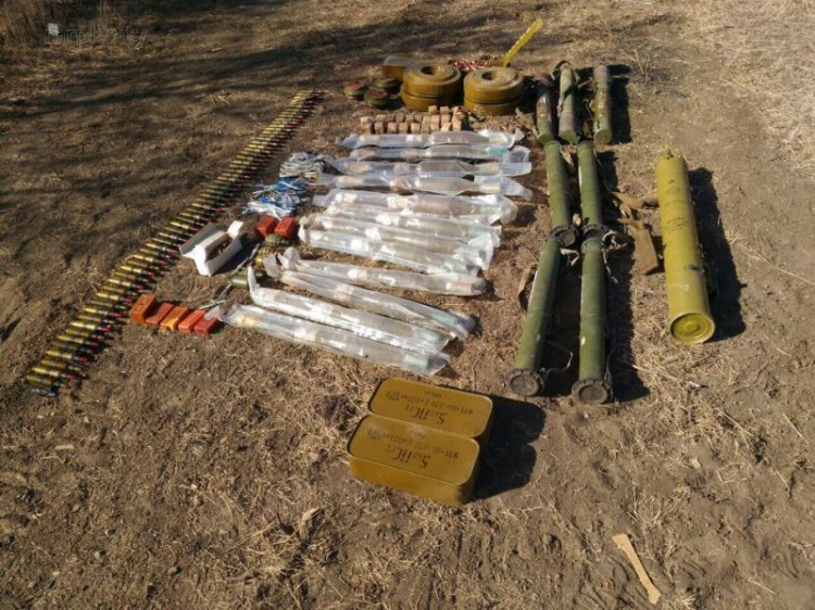 Пограничники обезвредили нелегальный арсенал под Мариуполем (ФОТО)