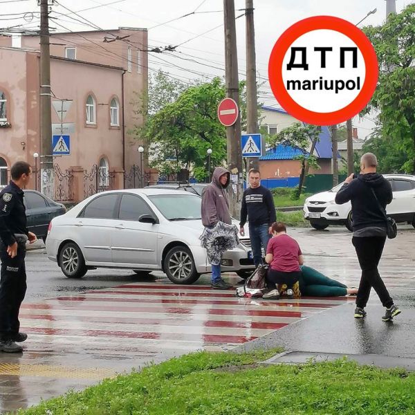 В Мариуполе один водитель сбил пешехода, другой – снес ограждение и перевернулся