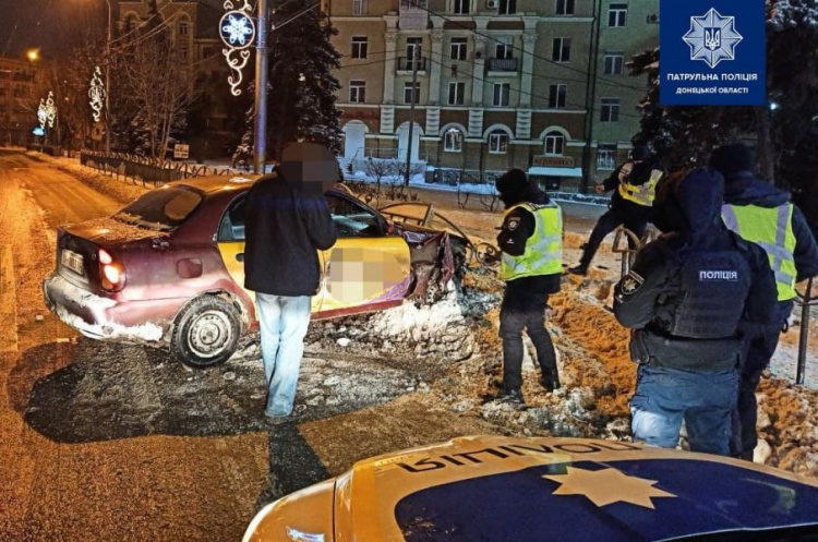 На театральном кольце в Мариуполе автомобиль врезался в ограждение