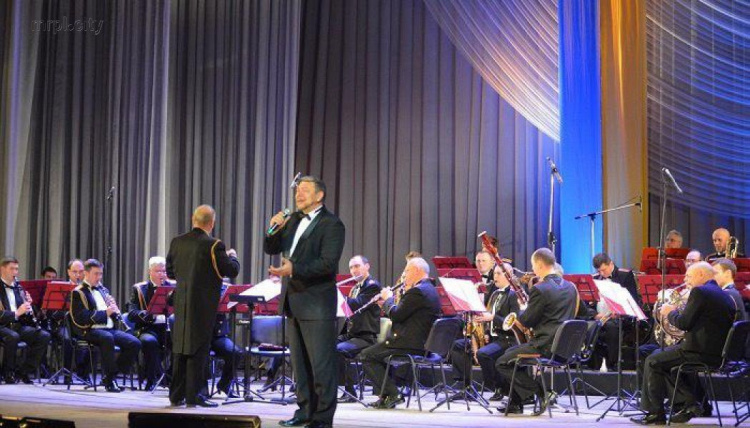 Национальный президентский оркестр приехал в Мариуполь, чтобы выступить для военных (ФОТО)