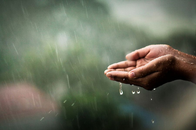 Дождь и гроза: в Мариуполе столбик термометра опустится до +13°C