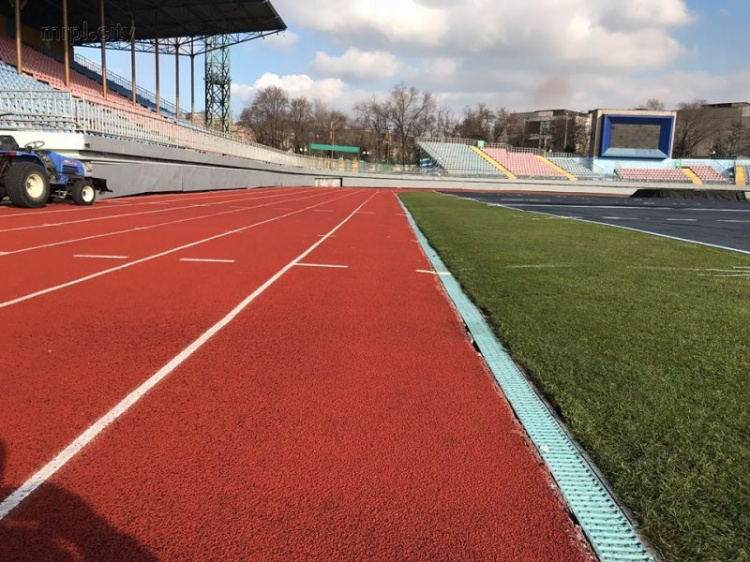 В Мариуполе «будят» футбольный газон на стадионе «Ильичевец» (ФОТО)
