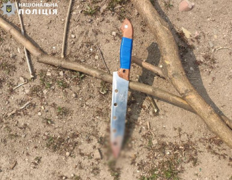 Конфликт за рюмкой: в Мариуполе местная жительница ударила приятеля ножом в горло (ФОТО)