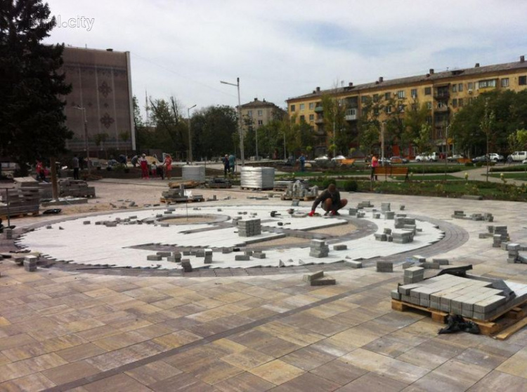 Площадь у сгоревшего горсовета Мариуполя украсил огромный якорь (ФОТОФАКТ)
