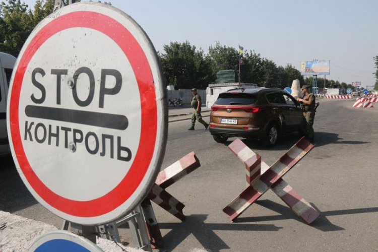 За неделю на КПВВ Донбасса предотвратили до полусотни правонарушений (ФОТО)