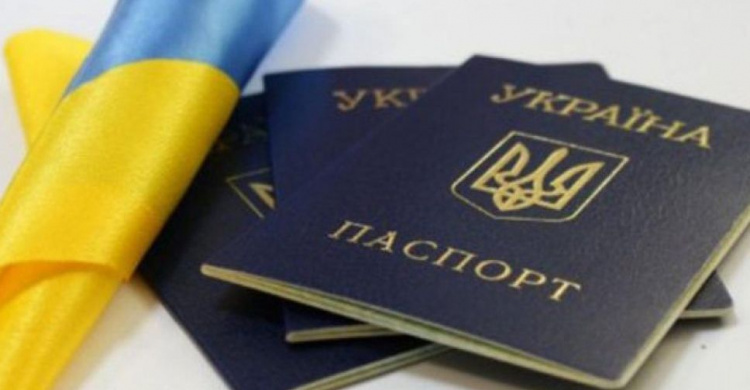Украинцам больше не нужно носить бумажные паспорта