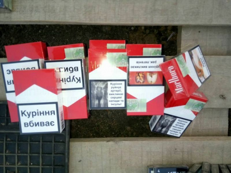 Через блокпост под Мариуполем хотели вывезти сигарет на 30 тысяч гривен (ФОТО)