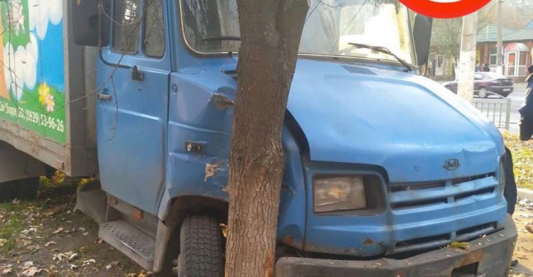 В Мариуполе автомобили врезались в дерево и электроопору