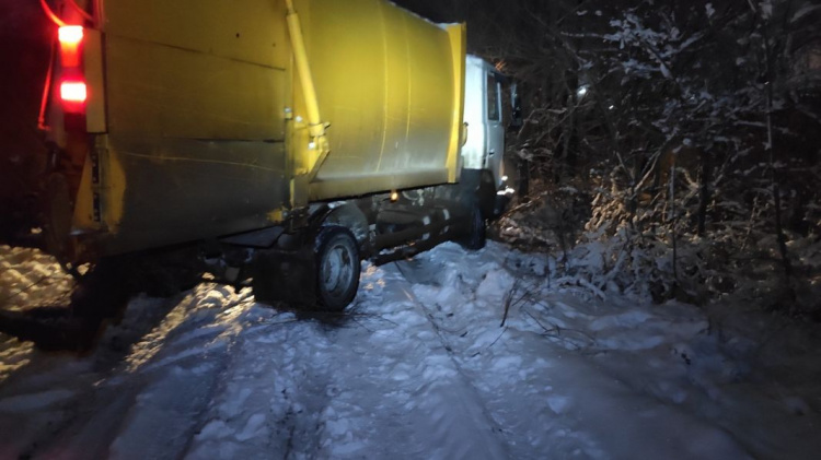 В Мариуполе снег «пленил» грузовик и два микроавтобуса (ФОТО)