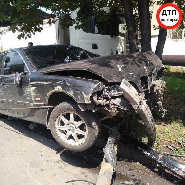 В Мариуполе «BMW» въехал в автобус с пассажирами, после чего снова попал в аварию