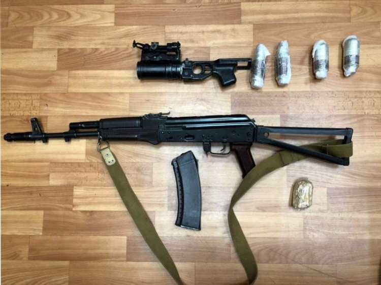 Оружие из зоны ООС: правоохранители купили пистолет и автомат (ФОТО)