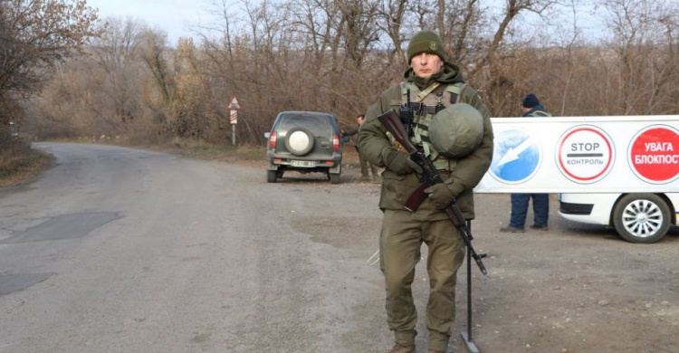 Разведение войск в Донбассе продолжается. Полицейские и нацгвардейцы патрулируют Золотое (ФОТО)