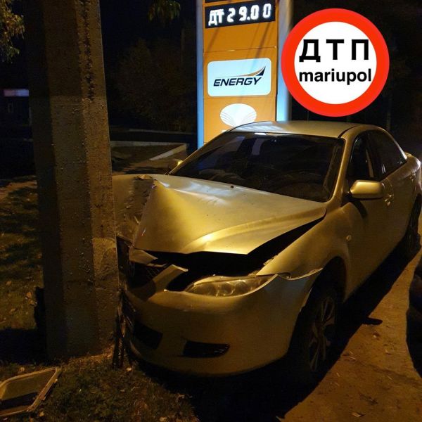 В Мариуполе автомобилист въехал в столб (ДОПОЛНЕНО)